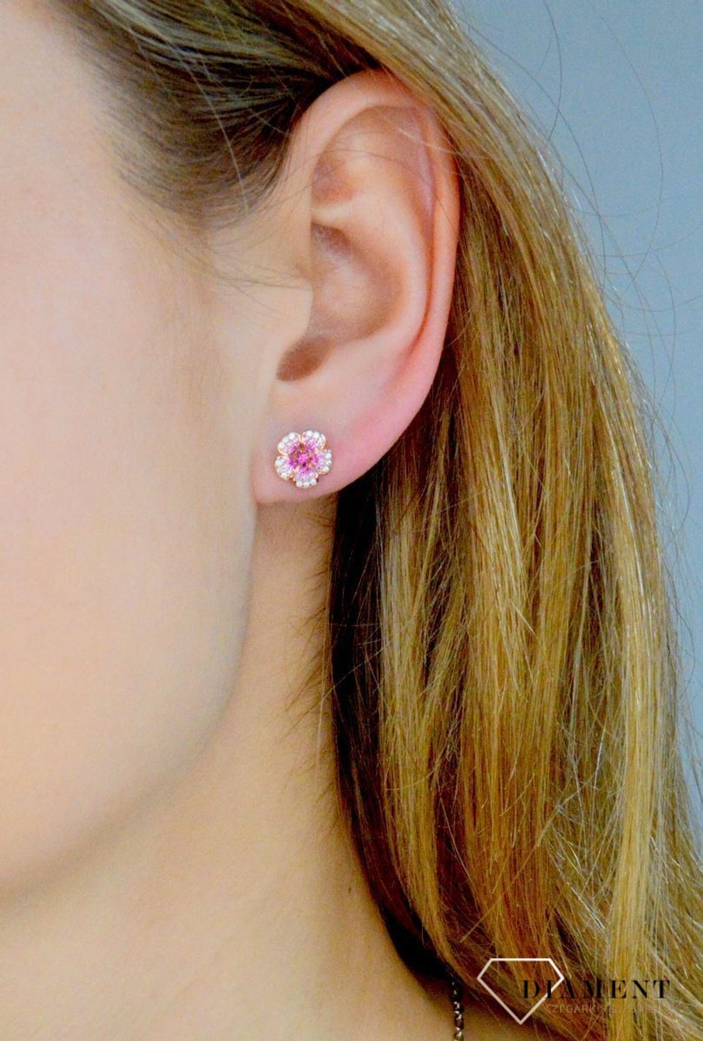 Kolczyki damskie srebrne 925 Kwiatki Nomination rosegold 241104 010 z kolekcji Crysalis to kolczyki wkrętki wykonane ze srebra próby 925. Kolczyki zostały pokryte różowym złotem 22K (próba 916).jpg